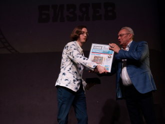 Директор «СУПРОТЕК» вручил награду «Медиаперсоне года» на «Белом балу» «Комсомольской правды» в Петербурге