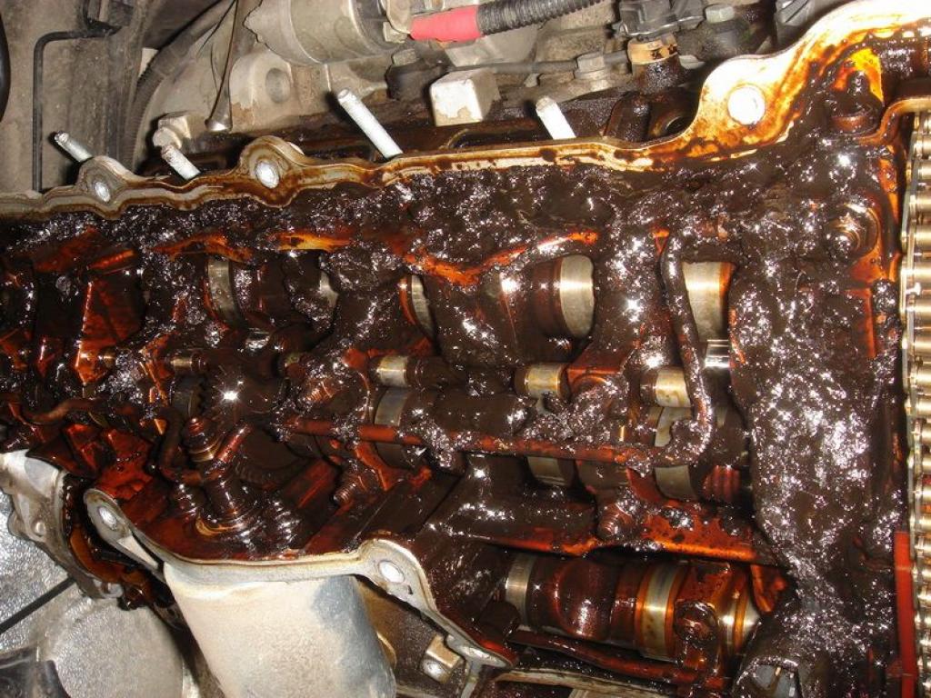 Если много масла в двигателе что будет. Двигатель после моторного масла кастрол. Плохое масло в двигателе. Свернулось масло в двигателе. Густое масло для двигателя.